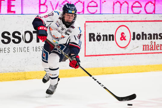 Linköpings Adam Ginning med pucken