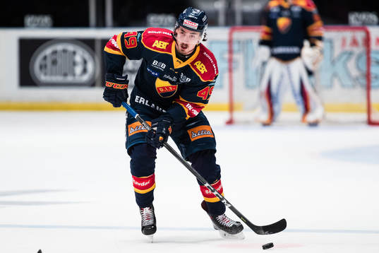 Djurgårdens David Bernhardt med pucken