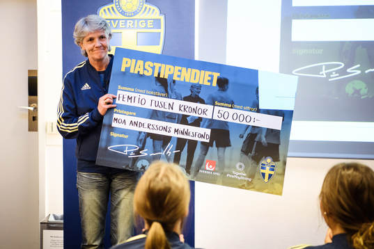 8 Pia Sundhage med checken som går till Moa Anderssons
