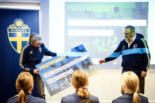 8 Pia Sundhage håller upp checken