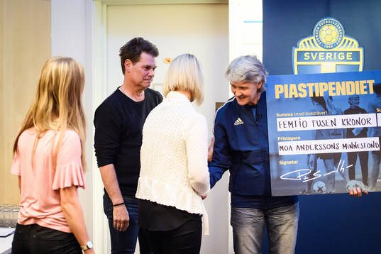 8 Moa Anderssons familj tar emot Pia-stipendiet av Pia