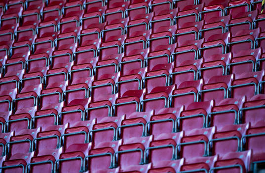 Tomma stolar på Södertälje Fotbollsarenas läktare