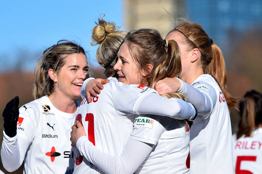 Rosengårds Fiona Brown jublar med Anja Mittag