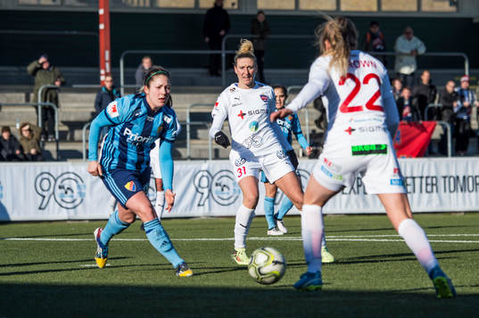 Rosengårds Anja Mittag passar fram till Fiona Brown och 2-1