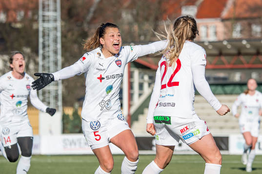 Rosengårds Alexandra Lowe Riley jublar åt Fiona Browns 2-1