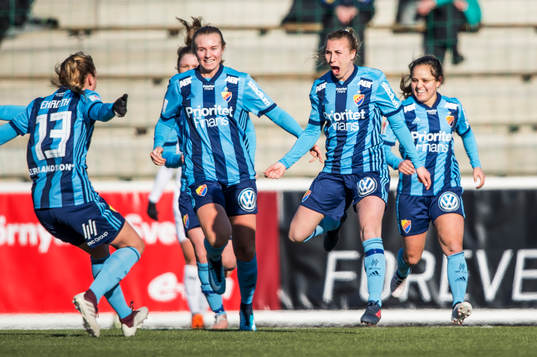 Djurgårdens Jenna Hellstrom jublar med lagkamraterna
