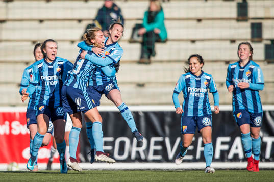 Djurgårdens Jenna Hellstrom jublar med Petronella Ekroth