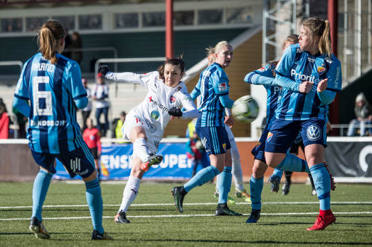 Rosengårds Iva Landeka skjuter