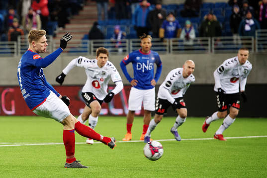 Simen Juklerød of Vålerenga misses the penalty shot