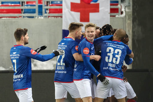 Sam Johnson of Vålerenga (right) celebrates with team mates
