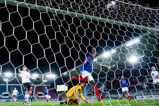 Sam Johnson of Vålerenga scores 2-1 behind goalkeeper