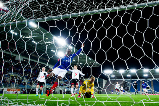 Sam Johnson of Vålerenga scores 2-1 behind goalkeeper