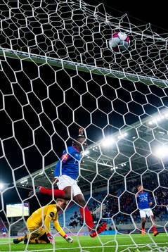 Sam Johnson of Vålerenga scores 2-1 behind goalkeeper