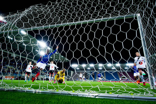 Sam Johnson of Vålerenga scores 2-1 behind goalkeeper
