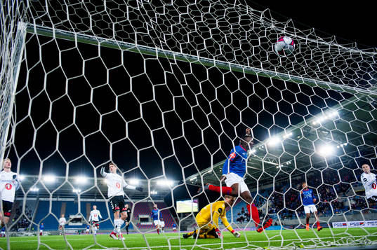 Sam Johnson of Vålerenga scores 2-1 behind goalkeeper
