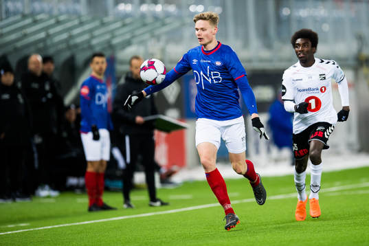 Simen Juklerød of Vålerenga and John Shoguto Kitolano of