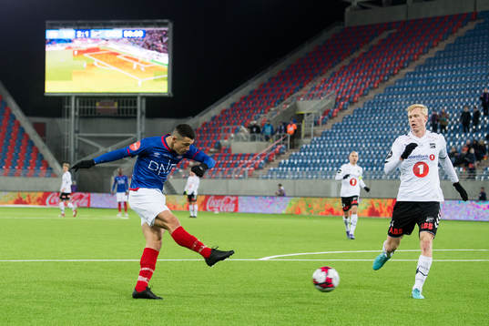 Fitim Azemi of Vålerenga and Vegard Amundsen Bergan of Odd
