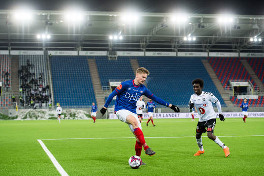 Simen Juklerød of Vålerenga and John Shoguto Kitolano of