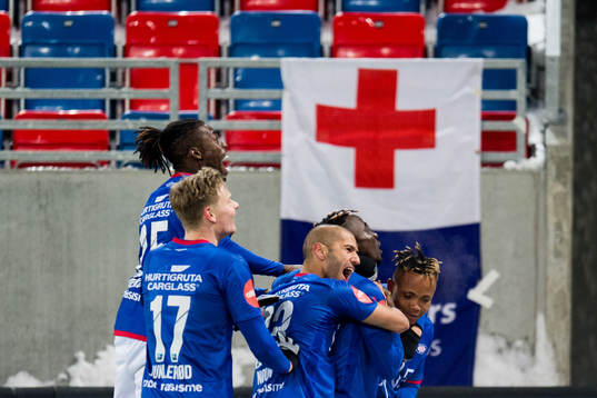 Sam Johnson of Vålerenga celebrates 2-1 with his teammates