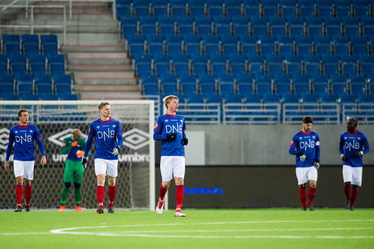Samuel Fridjonsson of Vålerenga and his teammates