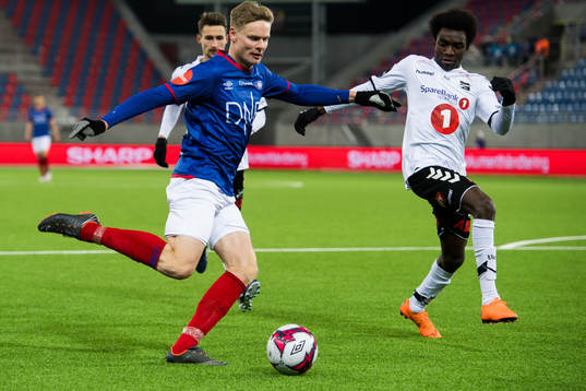 Simen Juklerød of Vålerenga and John Shoguto Kitolano of