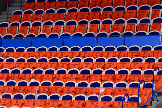 Orangea T-shirts på alla stolar före kvartsfinal 1 i