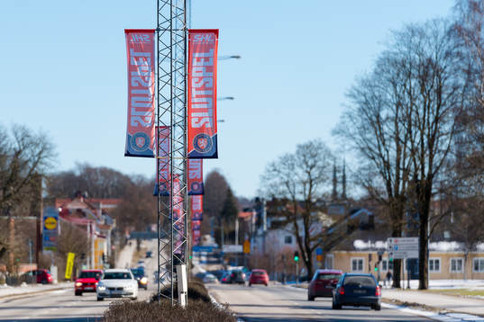 Slutspelsflaggor längs Storgatan i Växjö före