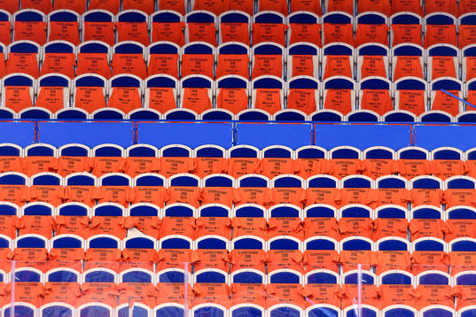 Orangea T-shirts på alla stolar före kvartsfinal 1 i