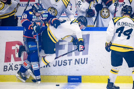 Växjös Erik Josefsson tacklar Brynäs Jörgen Sundqvist