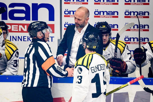 Brynäs tränare Tommy Sjödin pratar med Domare Sören