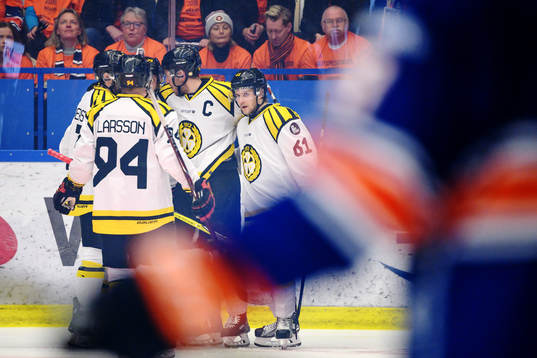 Brynäs Jacob Blomqvist jublar med lagkamrater