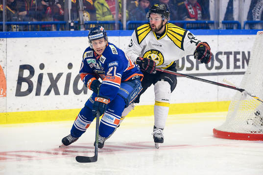 Växjös Andy Miele jagas av Brynäs Simon Bertilsson