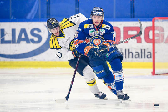 Växjös Linus Högberg jagas av Brynäs Alexander
