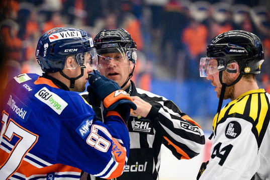 Växjös Robert Rosén och Brynäs Jacob Blomqvist pratar