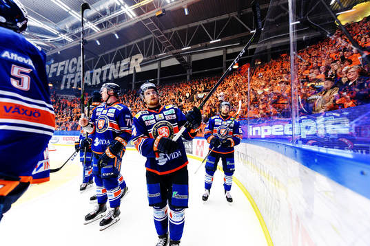 Växjös spelare tackar publiken