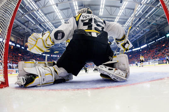 Växjös Oliver Bohm (ej i bild) skjuter pucken i mål till
