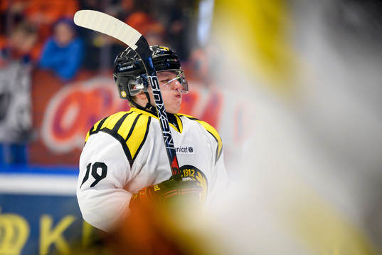 Brynäs Daniel Mannberg grinar illa