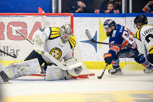 Växjös Linus Fröberg oroar vid Brynäs målvakt David