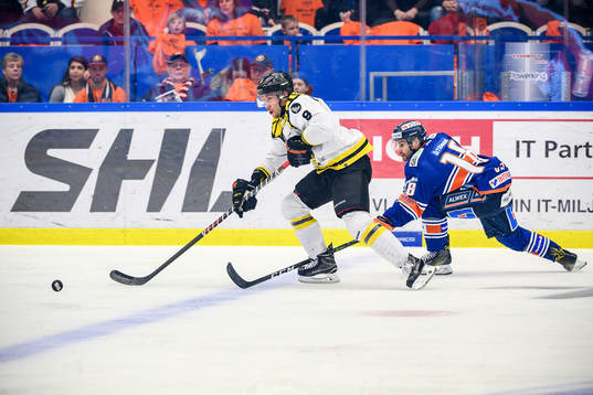 Brynäs Aaron Palushaj jagas av Växjös Andrew Calof