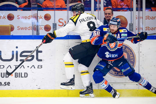 Växjös Erik Josefsson tacklar Brynäs Aaron Palushaj