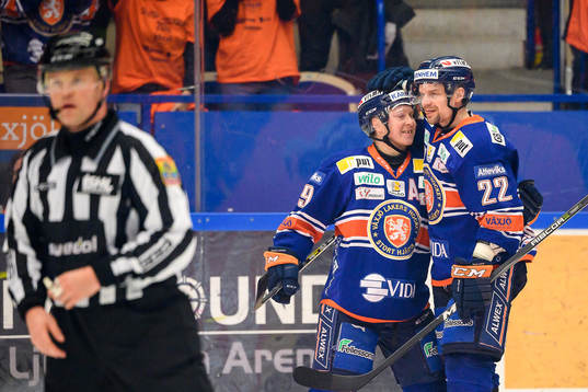Växjös Tuomas Kiiskinen och Växjös Janne Pesonen jublar