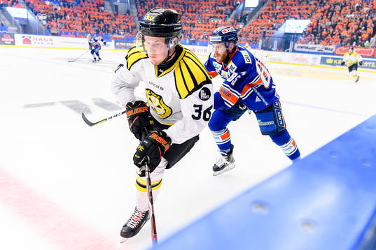 Brynäs Linus Ölund jagas av Växjös Liam Reddox