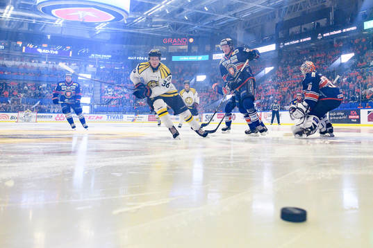Brynäs Linus Ölund och Växjös Joel Persson och målvakt