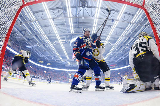 Växjös Janne Pesonen oroar vid Brynäs mål