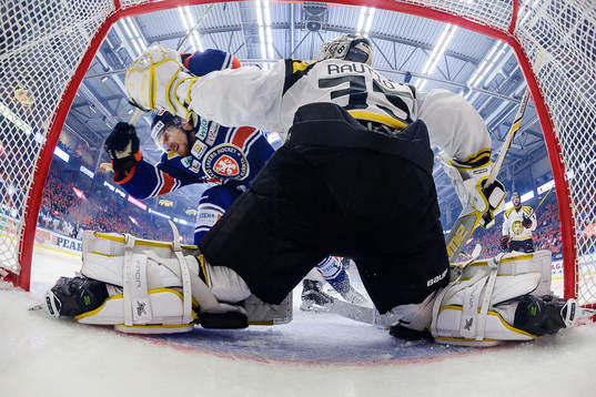 Växjös Brendan Shinnimin krockar med Brynäs målvakt
