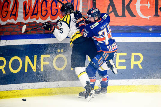 Växjös Dennis Rasmussen tacklar Brynäs Simon Bertilsson