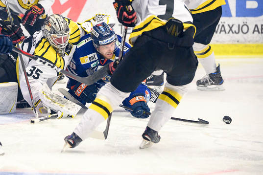 Brynäs målvakt David Rautio och Växjös Erik Josefsson