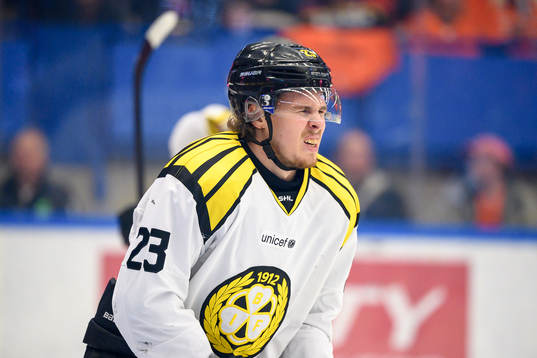Brynäs Lucas Carlsson grinar illa