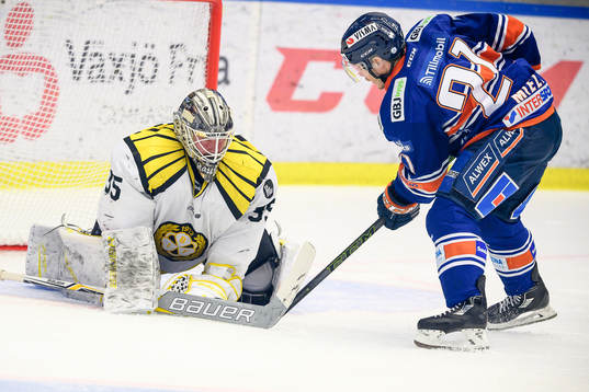 Växjös Andy Mieleoroar vid Brynäs målvakt David Rautio