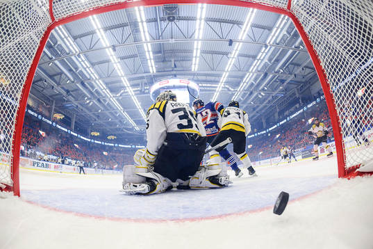 Växjös Eric Martinsson (ej i bild) gör mål 1-0 bakom
